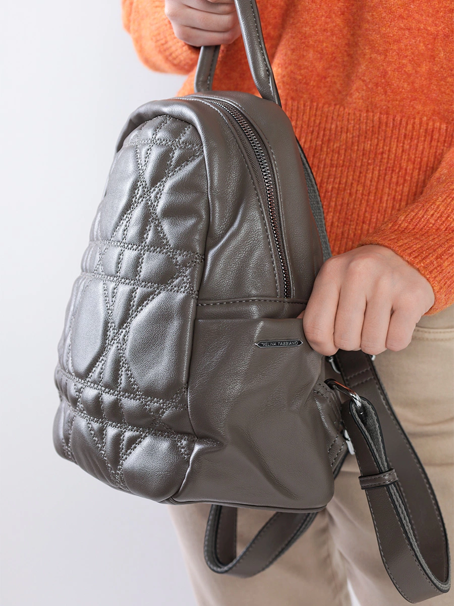 Рюкзак серого цвета с декоративной строчкой